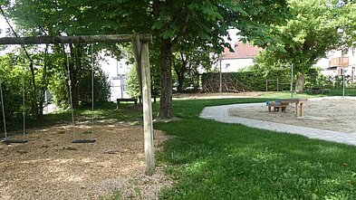 Garten mit Schaukel