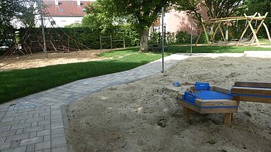 Garten mit Sandkasten